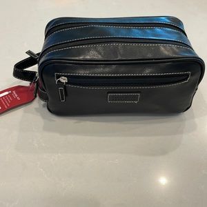 Men’s travel kit with bottle and cozy socks PERRY ELLIS